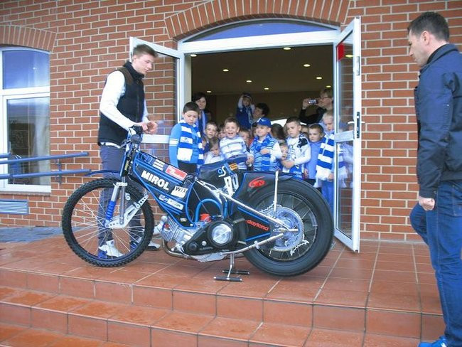 Biało-niebieski zajączek w Kłodzie (zdjęcia)