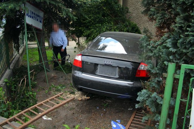 Audi zatrzymało się na domu (zdjęcia)