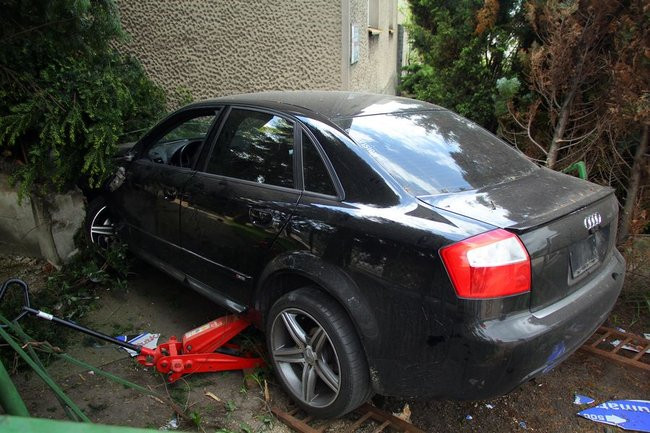 Audi zatrzymało się na domu (zdjęcia)