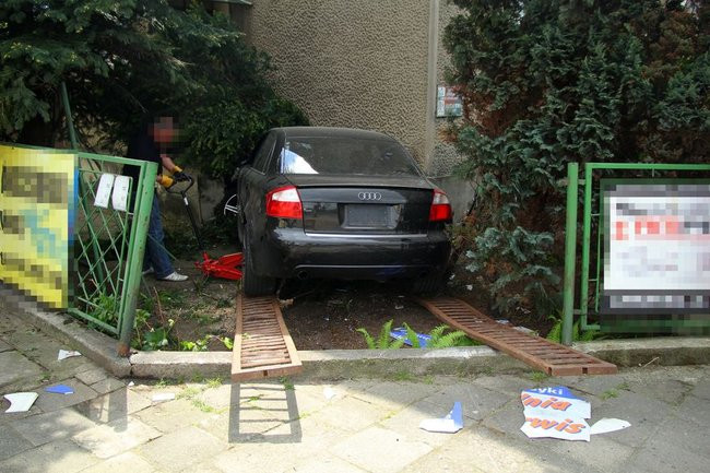 Audi zatrzymało się na domu (zdjęcia)