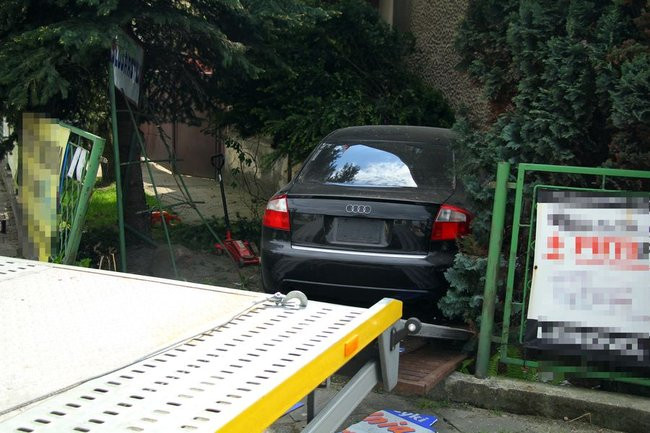 Audi zatrzymało się na domu (zdjęcia)