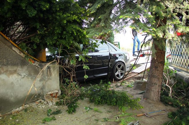 Audi zatrzymało się na domu (zdjęcia)