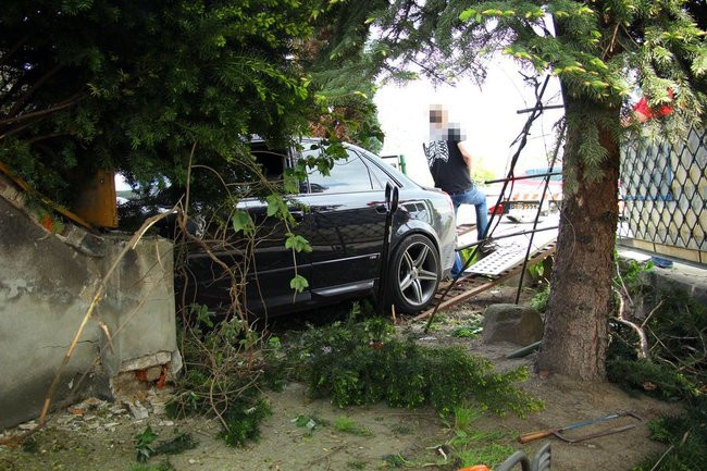 Audi zatrzymało się na domu (zdjęcia)