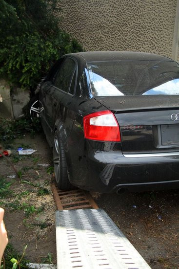 Audi zatrzymało się na domu (zdjęcia)