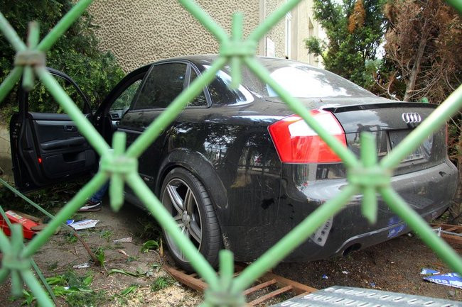 Audi zatrzymało się na domu (zdjęcia)