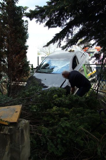 Audi zatrzymało się na domu (zdjęcia)