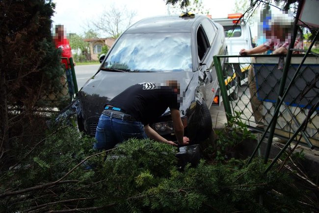 Audi zatrzymało się na domu (zdjęcia)