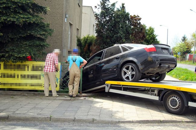 Audi zatrzymało się na domu (zdjęcia)