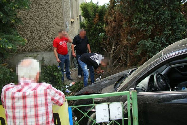 Audi zatrzymało się na domu (zdjęcia)