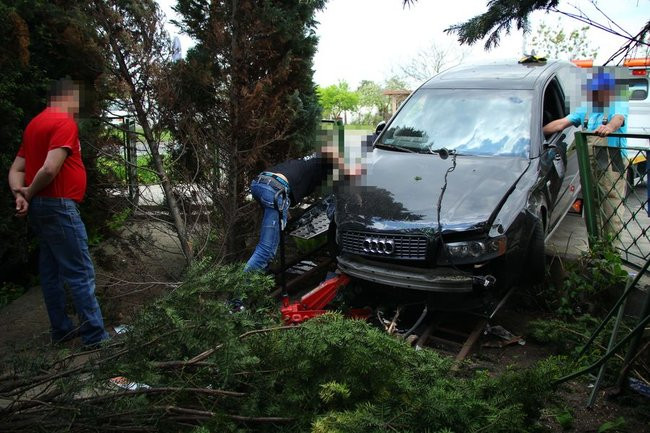 Audi zatrzymało się na domu (zdjęcia)
