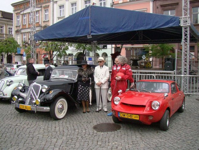 Zabytkowe pojazdy, eleganckie załogi (zdjęcia)
