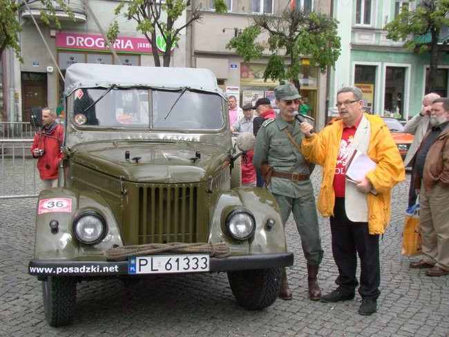 Zabytkowe pojazdy, eleganckie załogi (zdjęcia)