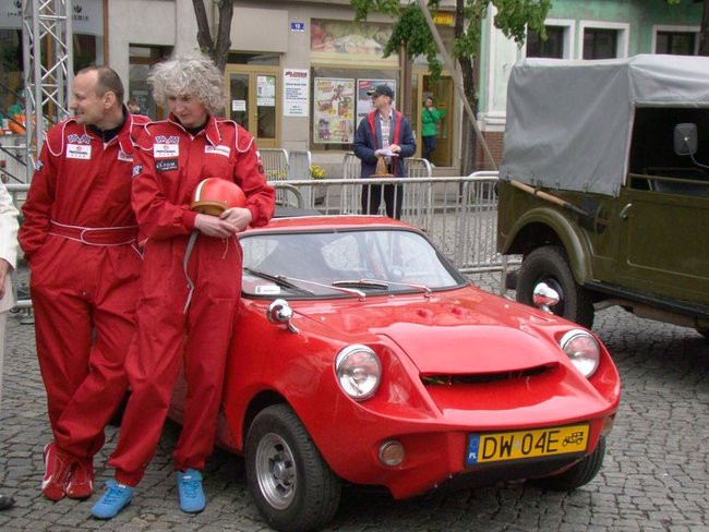 Zabytkowe pojazdy, eleganckie załogi (zdjęcia)