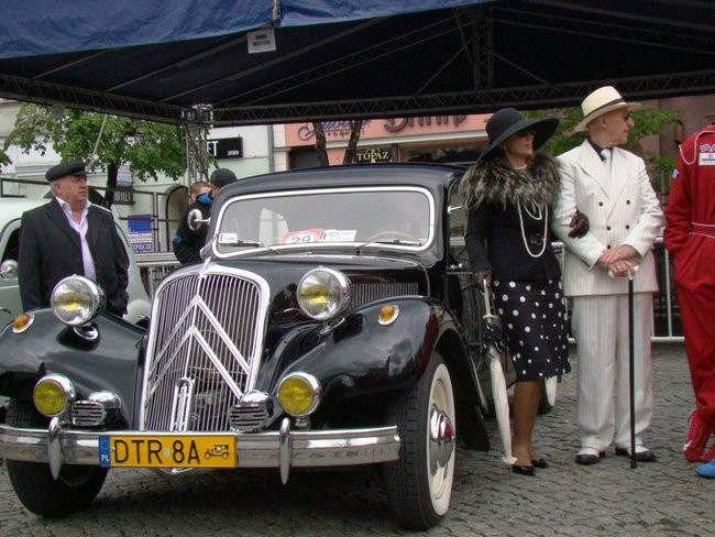 Zabytkowe pojazdy, eleganckie załogi (zdjęcia)