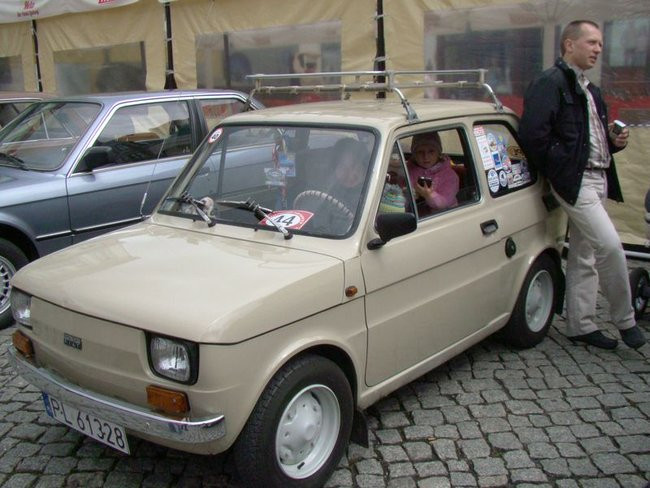 Zabytkowe pojazdy, eleganckie załogi (zdjęcia)