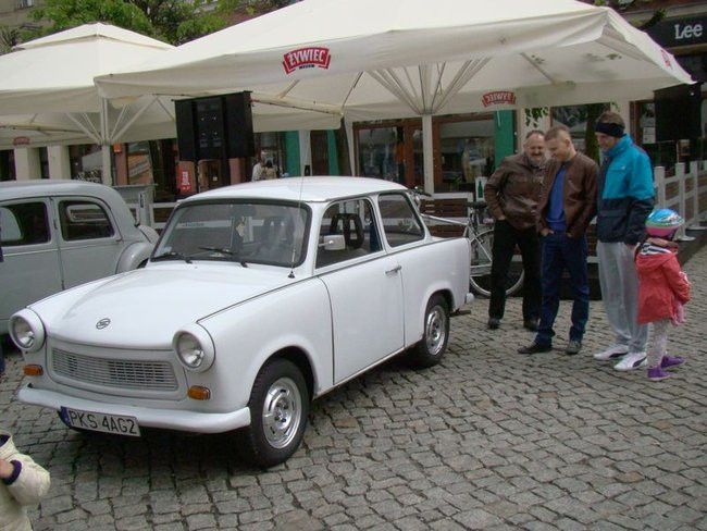 Zabytkowe pojazdy, eleganckie załogi (zdjęcia)