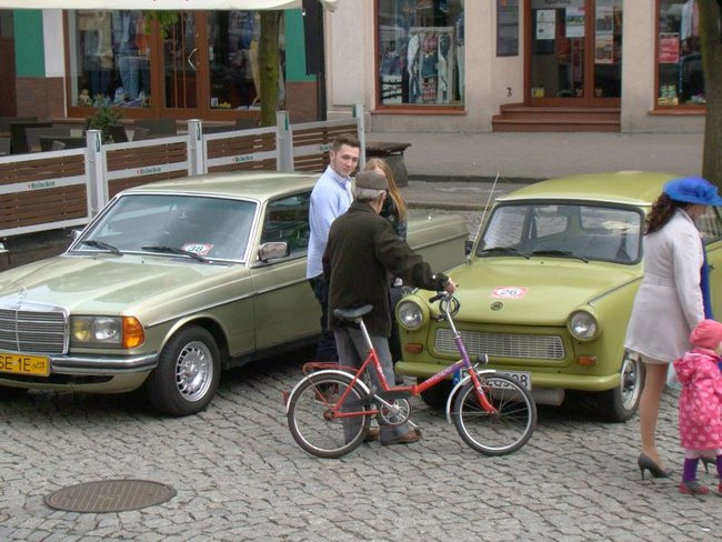 Zabytkowe pojazdy, eleganckie załogi (zdjęcia)
