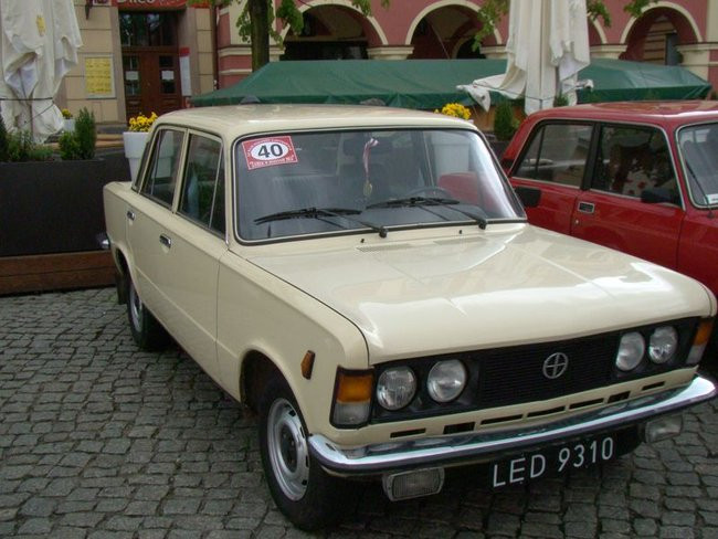 Zabytkowe pojazdy, eleganckie załogi (zdjęcia)