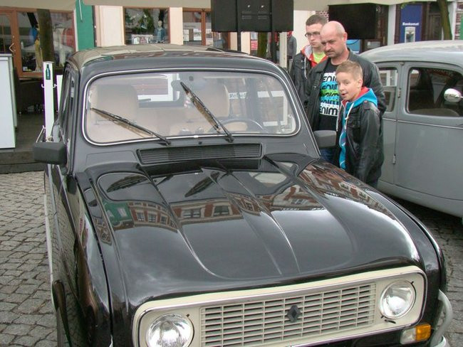 Zabytkowe pojazdy, eleganckie załogi (zdjęcia)