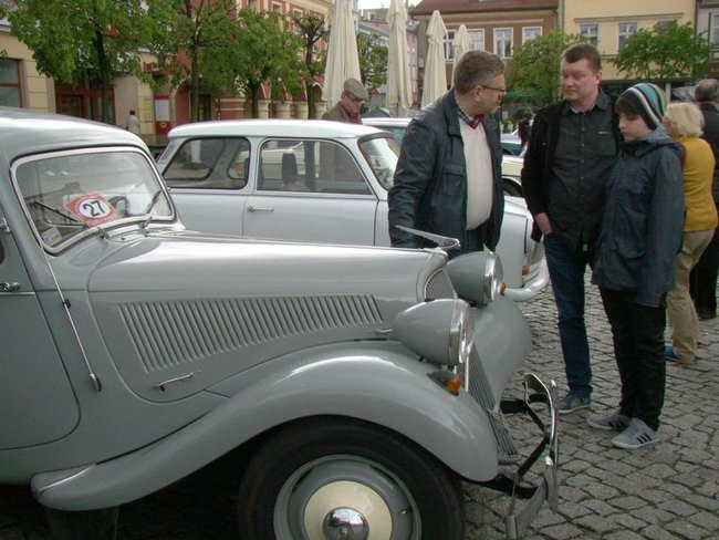 Zabytkowe pojazdy, eleganckie załogi (zdjęcia)