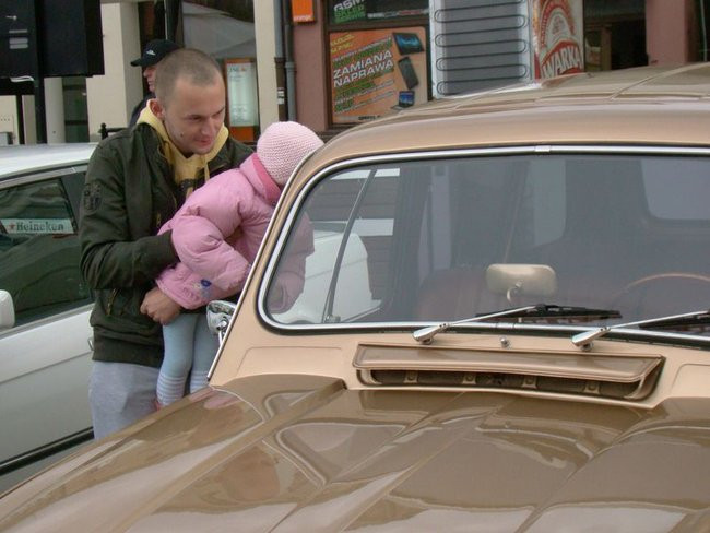 Zabytkowe pojazdy, eleganckie załogi (zdjęcia)