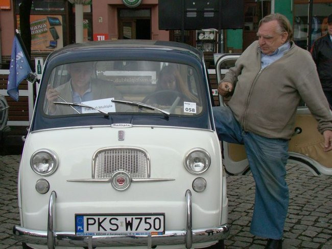 Zabytkowe pojazdy, eleganckie załogi (zdjęcia)