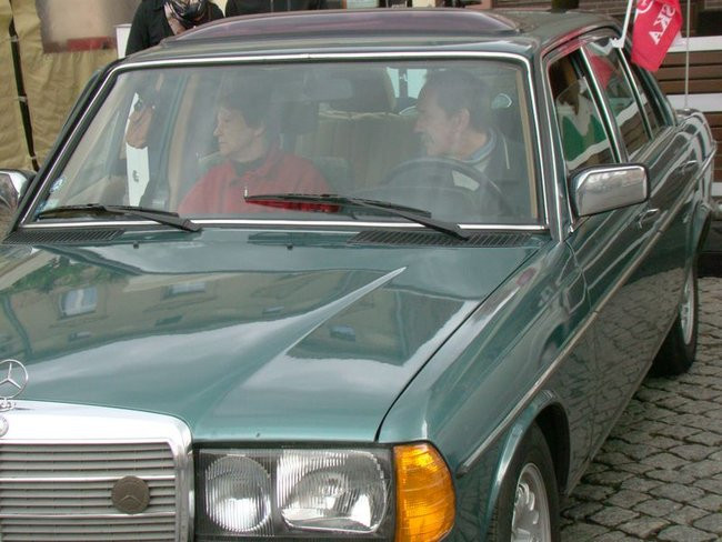 Zabytkowe pojazdy, eleganckie załogi (zdjęcia)