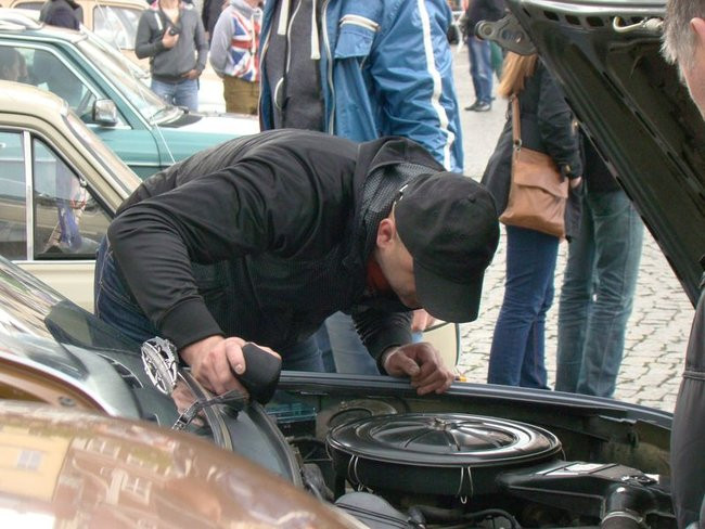 Zabytkowe pojazdy, eleganckie załogi (zdjęcia)