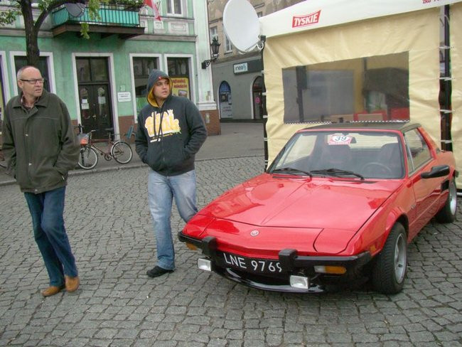 Zabytkowe pojazdy, eleganckie załogi (zdjęcia)