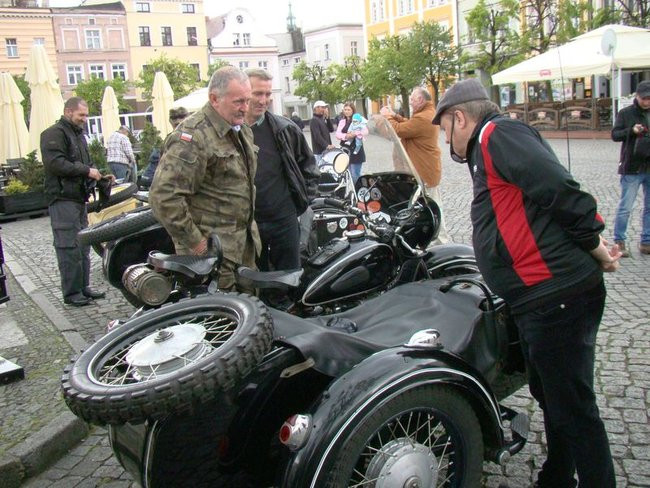 Zabytkowe pojazdy, eleganckie załogi (zdjęcia)
