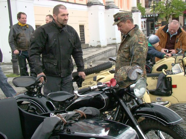 Zabytkowe pojazdy, eleganckie załogi (zdjęcia)