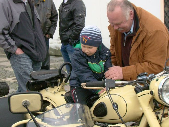 Zabytkowe pojazdy, eleganckie załogi (zdjęcia)