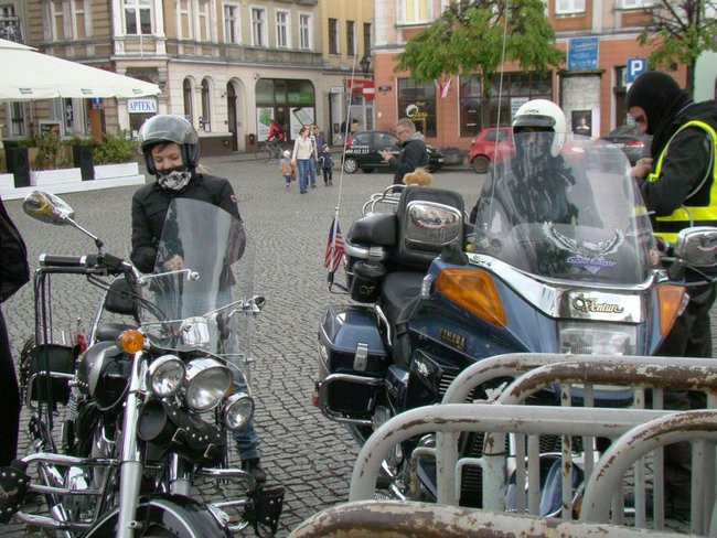 Zabytkowe pojazdy, eleganckie załogi (zdjęcia)