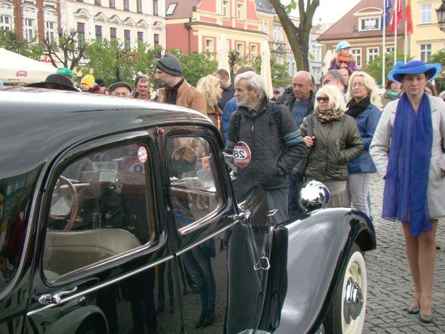 Zabytkowe pojazdy, eleganckie załogi (zdjęcia)