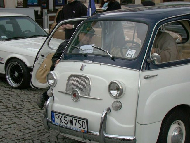 Zabytkowe pojazdy, eleganckie załogi (zdjęcia)