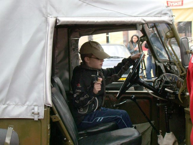Zabytkowe pojazdy, eleganckie załogi (zdjęcia)