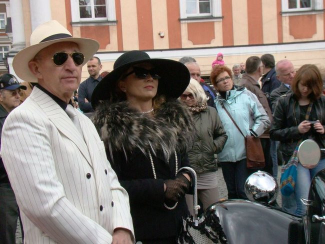 Zabytkowe pojazdy, eleganckie załogi (zdjęcia)