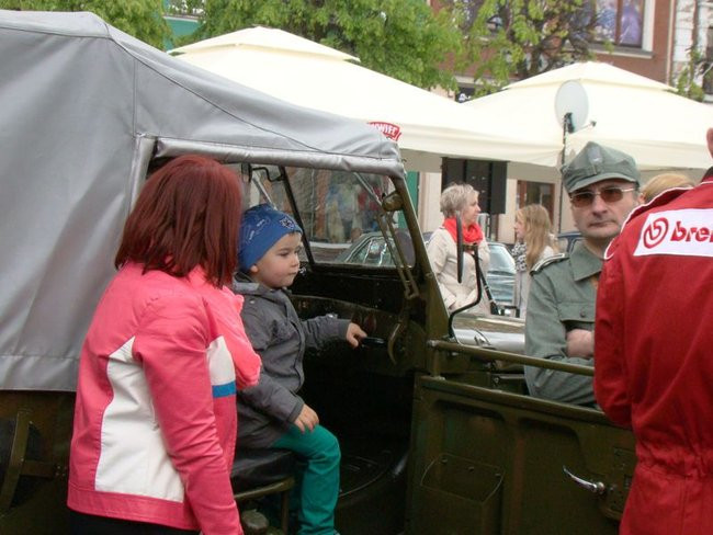 Zabytkowe pojazdy, eleganckie załogi (zdjęcia)