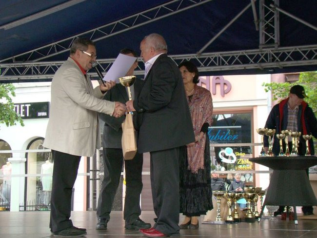 Zabytkowe pojazdy, eleganckie załogi (zdjęcia)