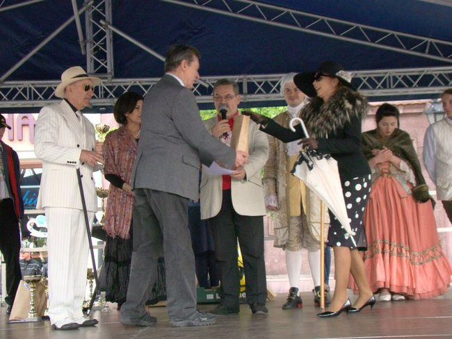 Zabytkowe pojazdy, eleganckie załogi (zdjęcia)