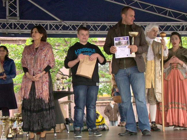 Zabytkowe pojazdy, eleganckie załogi (zdjęcia)