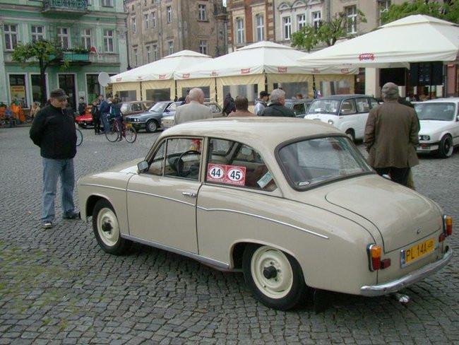 Zabytkowe pojazdy, eleganckie załogi (zdjęcia)