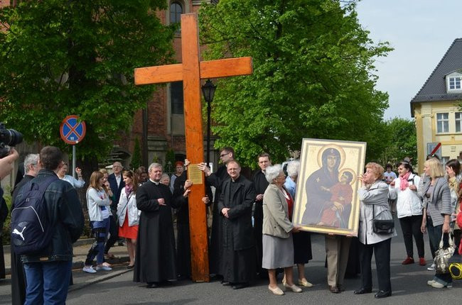 Krzyż i ikona Matki Bożej w Lesznie (zdjęcia)