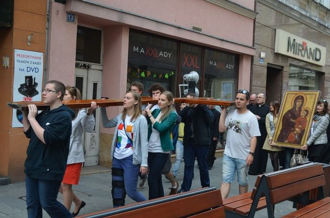 Krzyż i ikona Matki Bożej w Lesznie (zdjęcia)