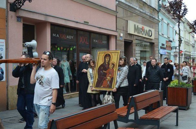 Krzyż i ikona Matki Bożej w Lesznie (zdjęcia)
