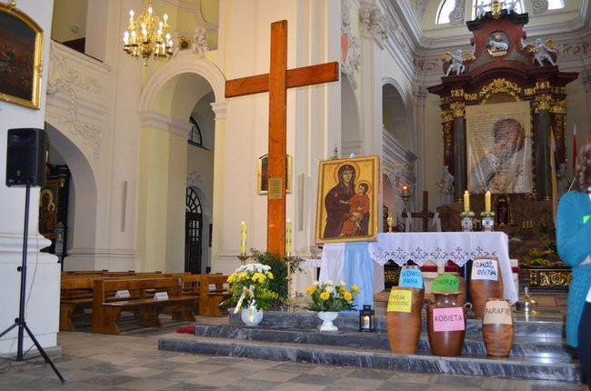 Krzyż i ikona Matki Bożej w Lesznie (zdjęcia)