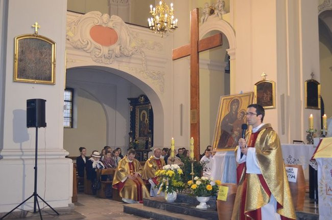 Krzyż i ikona Matki Bożej w Lesznie (zdjęcia)