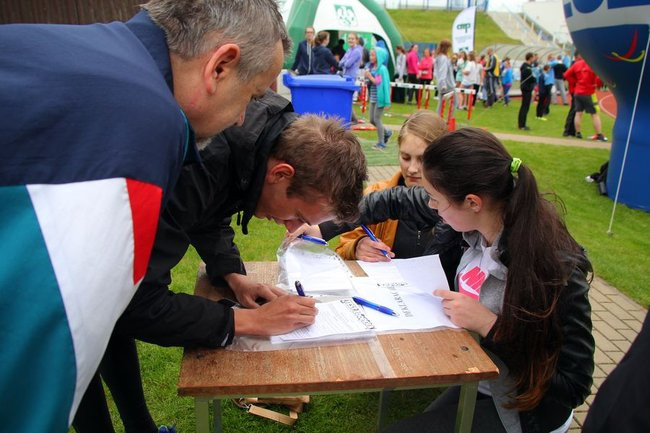 Test Coopera od rana na stadionie (zdjęcia, dźwięk i wideo)