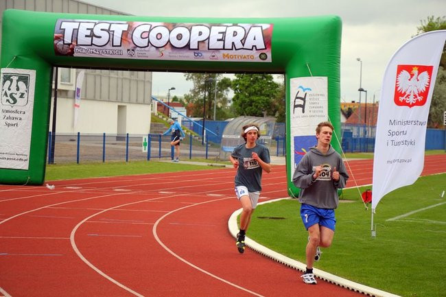 Test Coopera od rana na stadionie (zdjęcia, dźwięk i wideo)