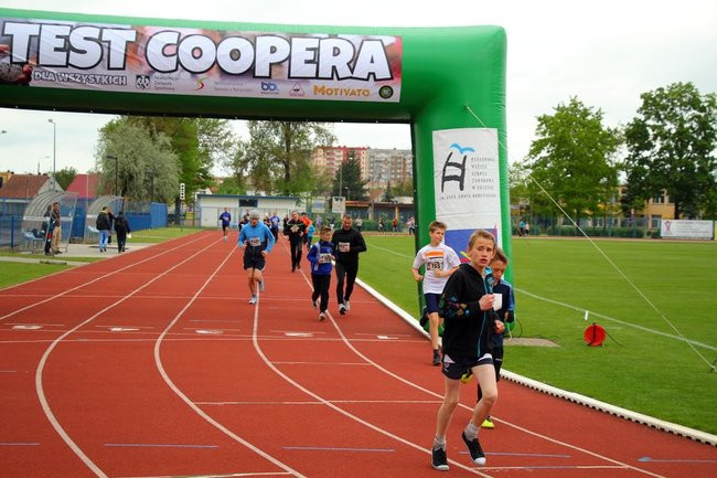 Test Coopera od rana na stadionie (zdjęcia, dźwięk i wideo)